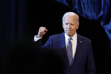 Nyt: “Biden sta valutando di lasciare la corsa”. Ma l’entourage: “Non molla, non lavoriamo ad altre ipotesi”