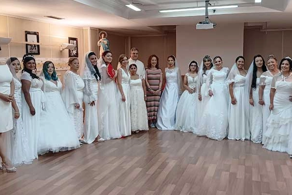 Primo matrimonio collettivo in chiesa a San Sebastian de los Reyes, le 18 spose e il parroco (foto Arcidiocesi Madrid)