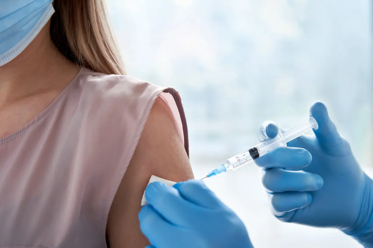 Covid, infettivologi: vaccini in autunno contro le forme gravi