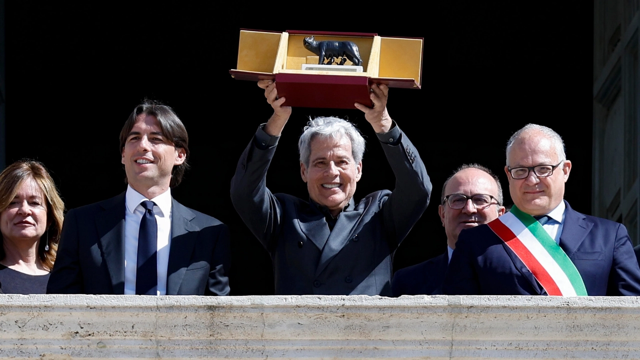 Claudio Baglioni mostra la Lupa Capitolina ai fan romani