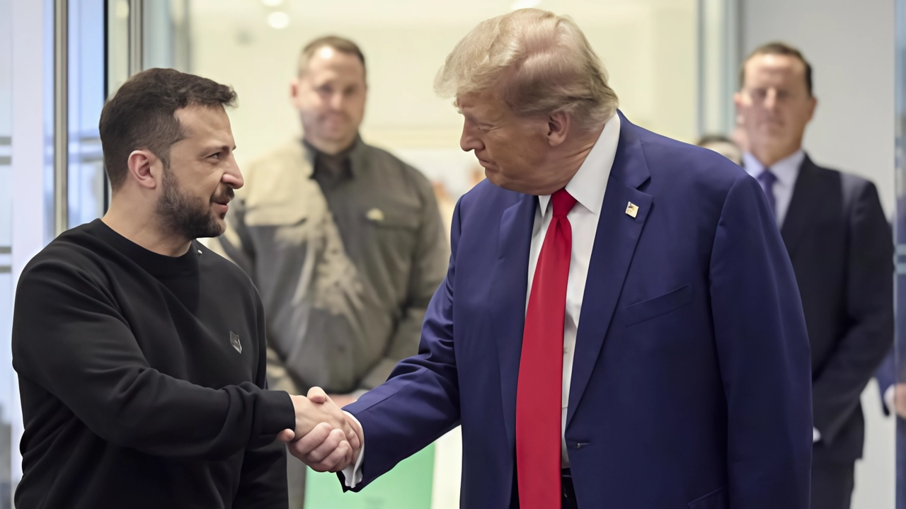 Il presidente ucraino Volodymyr Zelensky stringe la mano al candidato repubblicano alle presidenziali Usa, l’ex presidente americano Donald Trump