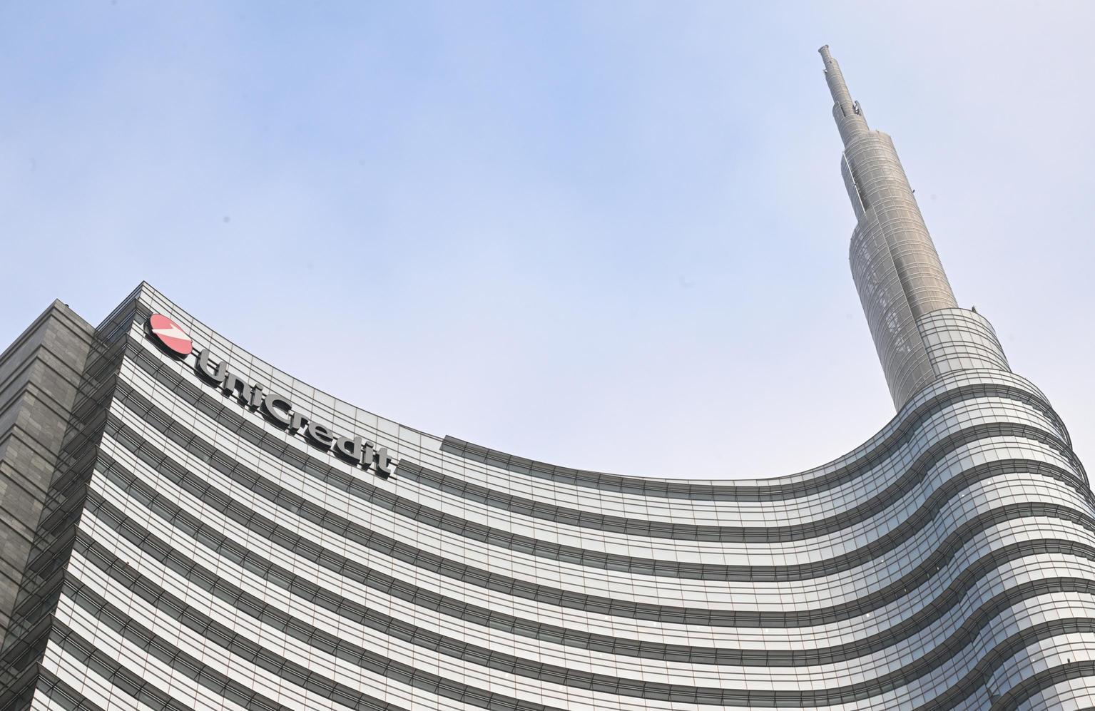 Unicredit supera le stime: utile netto 2024 a 9,7 miliardi, dividendo al 50% dal 2025