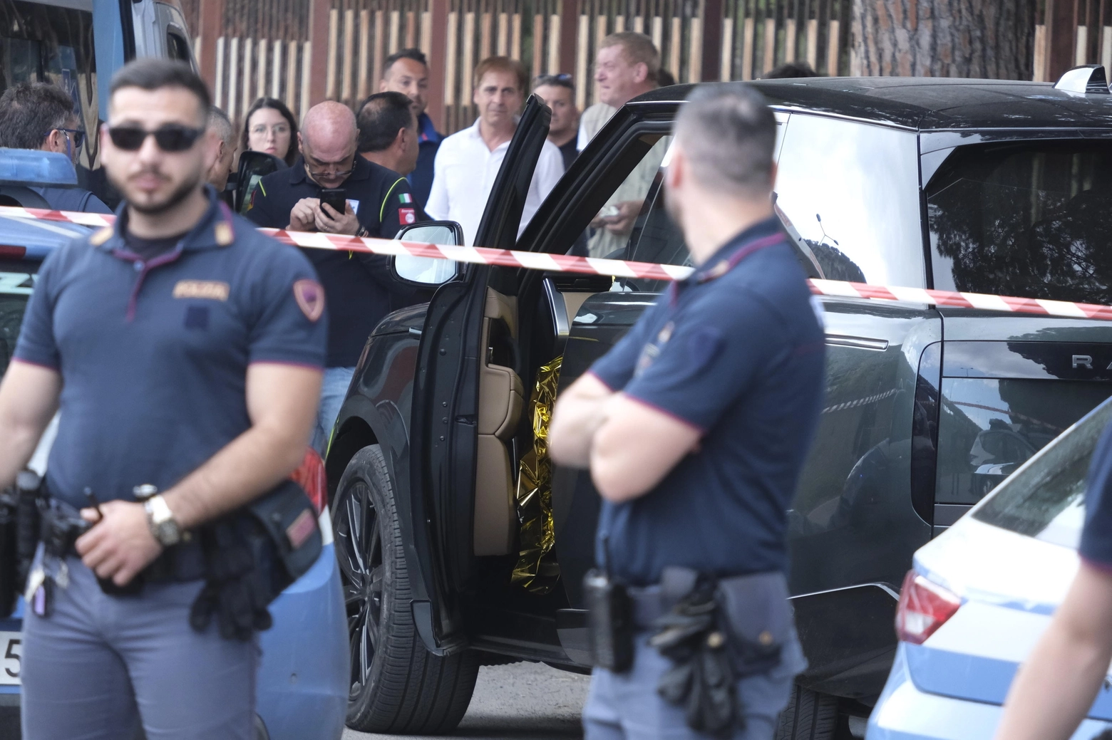 La polizia davanti alla vettura dove si trova ancora il corpo di Angelo Onorato, marito dell'europarlamentare Francesca Donato