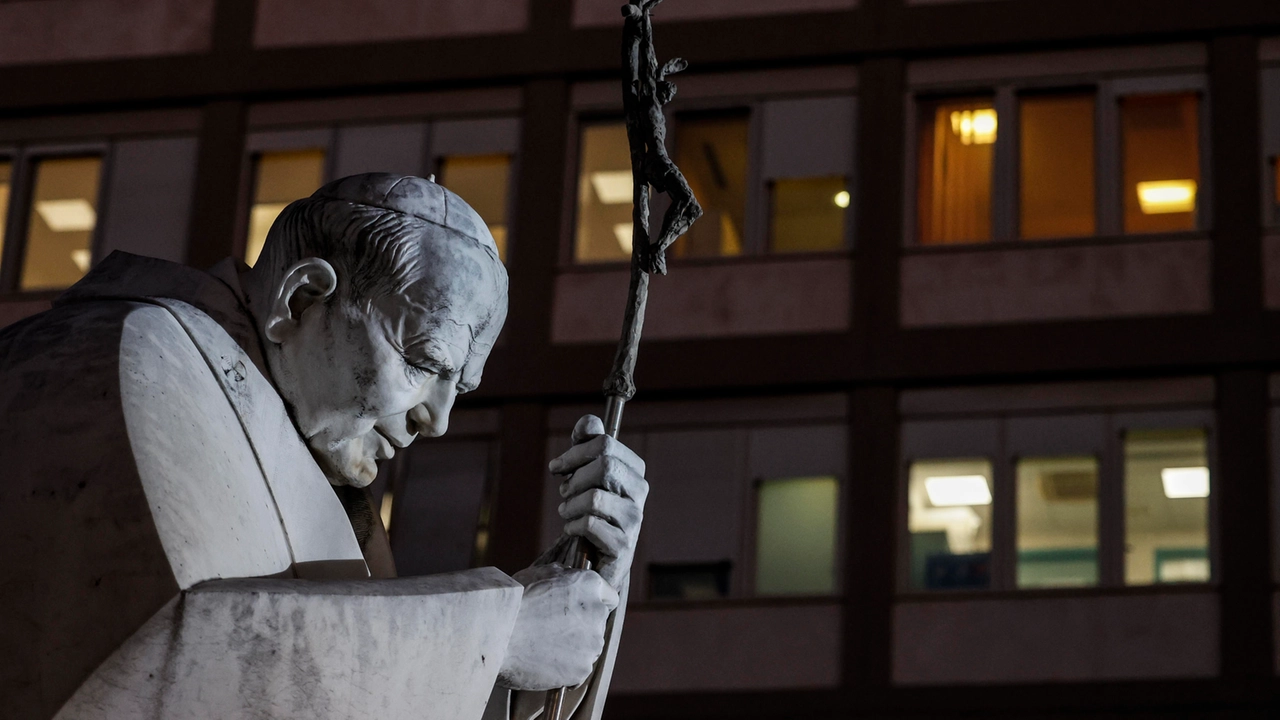 La statua di Giovanni Paolo II all'entrate dell'ospedale Gemelli, dove è ricoverato Papa Francesco (Ansa)