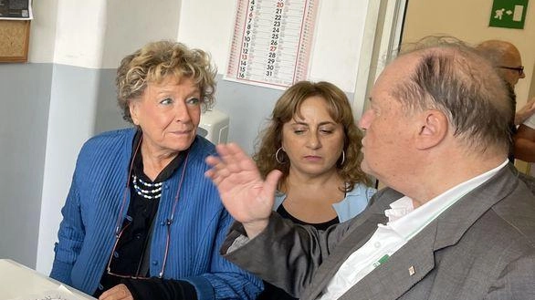 La scrittrice Dacia Maraini ha visitato il centro antidroga Villa Maraini-CRI per approfondire l'alternativa al carcere per i tossicodipendenti, sottolineando l'importanza di trattare la dipendenza come una malattia da curare, non criminalizzare gli utilizzatori di sostanze. La visita ha evidenziato l'efficacia del metodo di cura e il contributo positivo alla società.