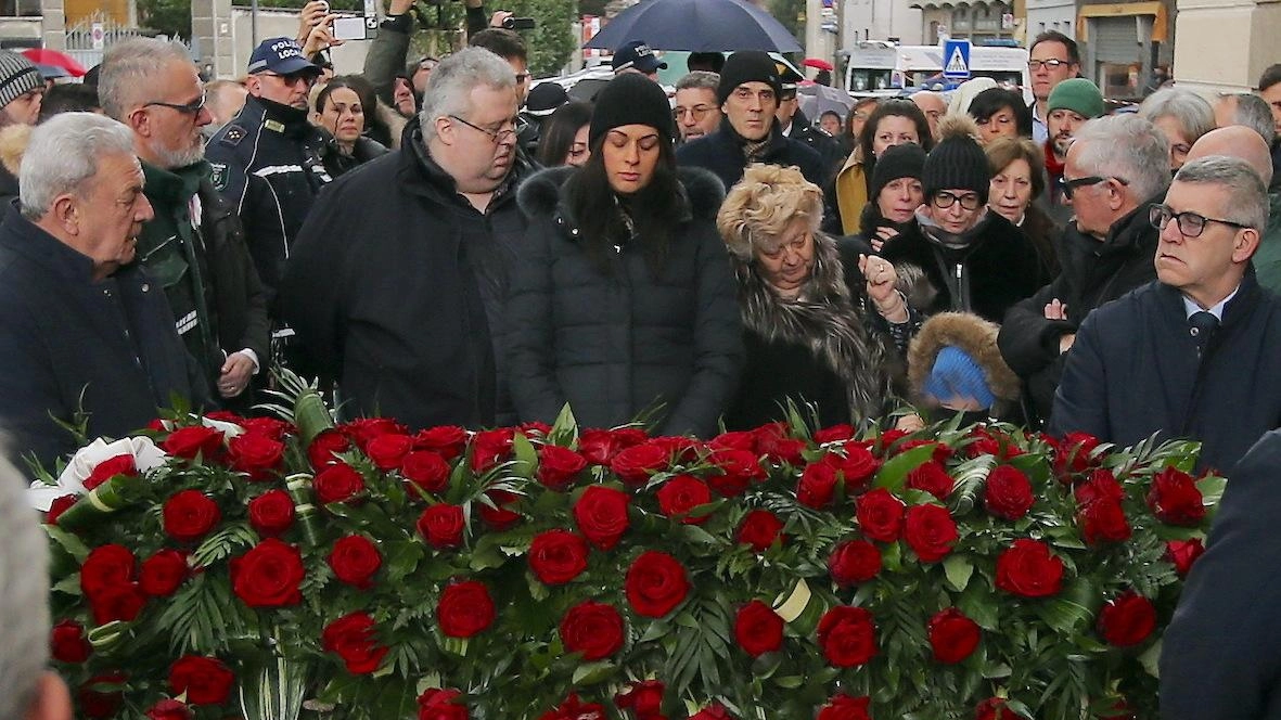 In centinaia hanno affollato il sagrato della parrocchia di San Martino, a Biassono (Monza e Brianza), per il funerale di...