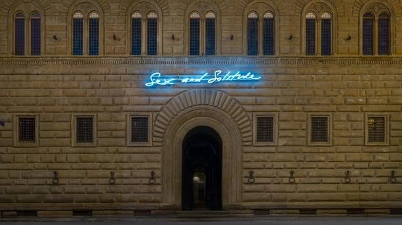 Visibile sulla facciata di Palazzo Strozzi il grande neon ’Sex and Solitude’ (nella foto qui sopra di OKNO Studio) che...