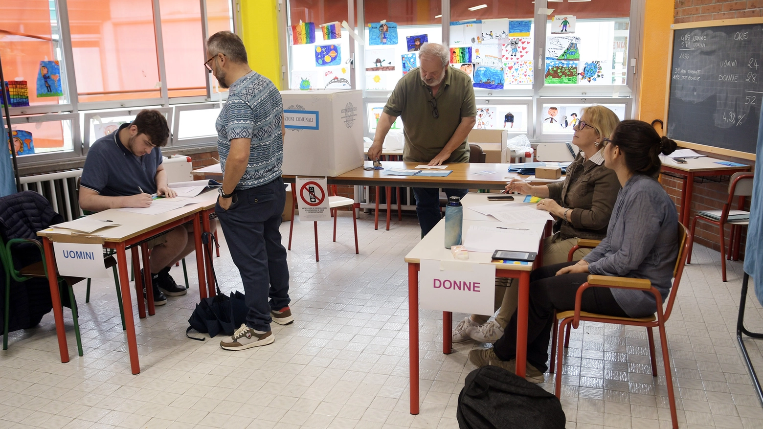 Ballottaggi comunali: le operazioni di voto in un seggio elettorale (Ansa)
