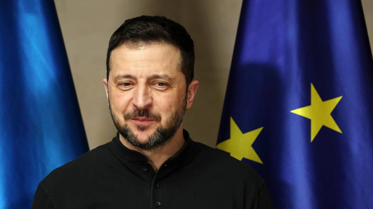 Il presidente ucraino Zelensky accusa gli Stati Uniti di voler compiacere Putin e critica la debolezza della difesa europea.