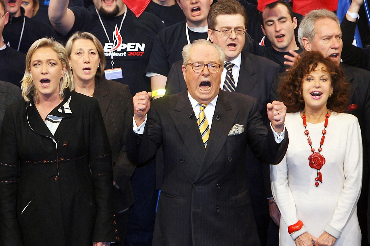 Jean Marie Le Pen e a sinistra la figlia Marine