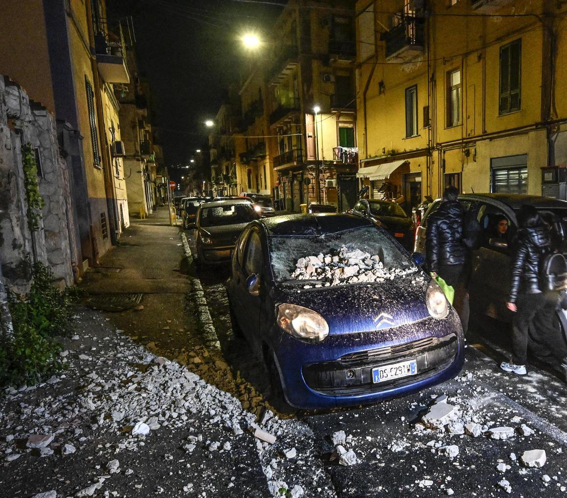 Terremoto ai Campi Flegrei. Crolli, danni e crisi di panico: "Qui ormai si vive nella paura"