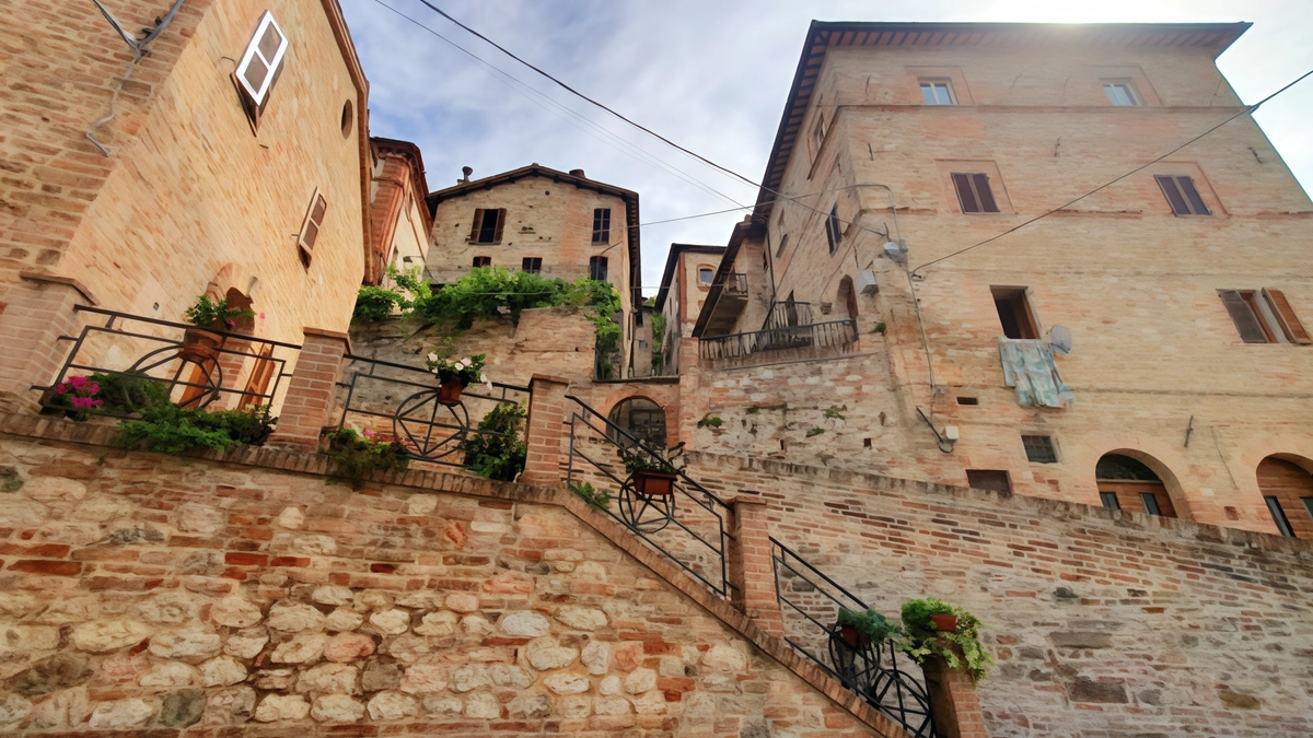 Il Parco Nazionale dei Monti Sibillini, istituito nel 1993, si estende tra Marche e Umbria, abbracciando borghi suggestivi come Montefortino...