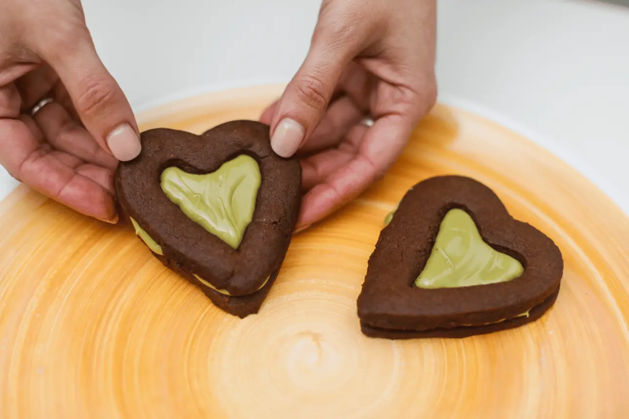 Biscotti al cioccolato con cuore di crema al pistacchio