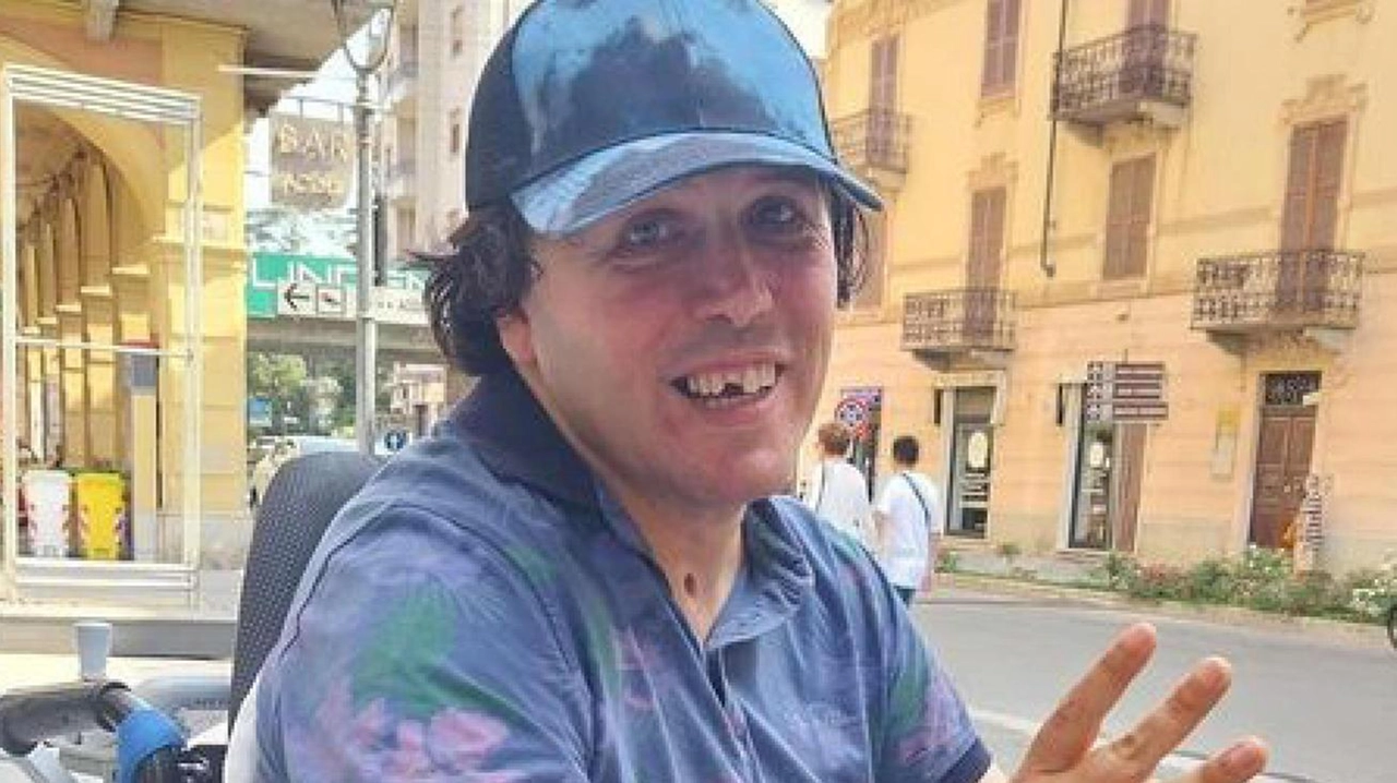 Luciano Turco ha sparato prima a Daniel, da 20 anni costretto sulla sedia a rotelle. Lo sgomento del paese: "I genitori hanno dedicato le loro vite al ragazzo".