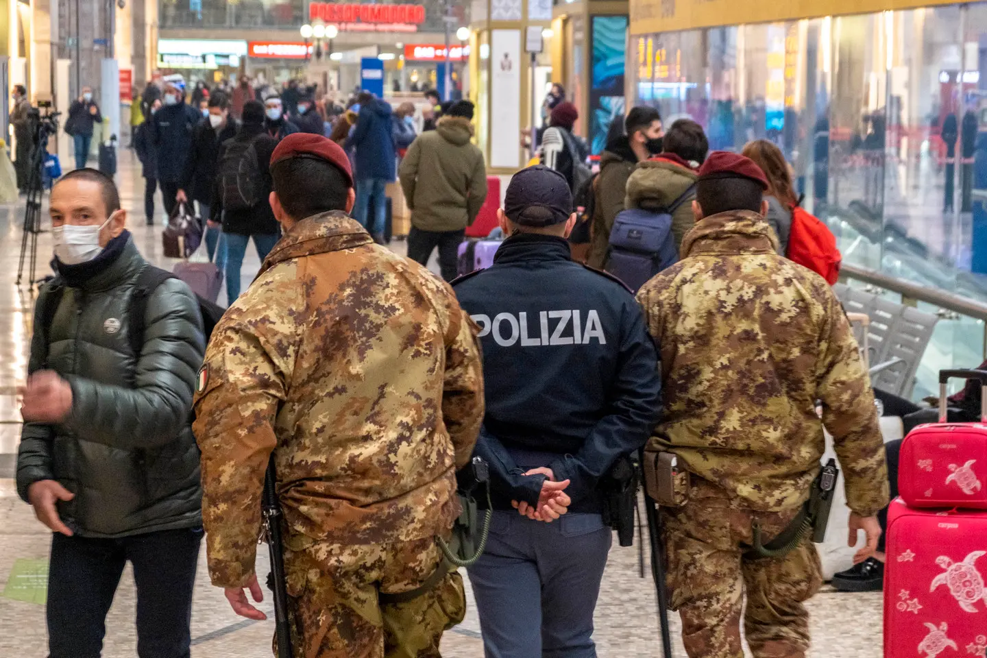 Violenza sessuale in un hotel nella zona della Stazione Centrale: aggredita una donna di 37 anni