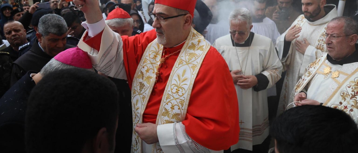 Pizzaballa entra a Gaza e celebra messa. I droni sovrastano l’omelia del cardinale