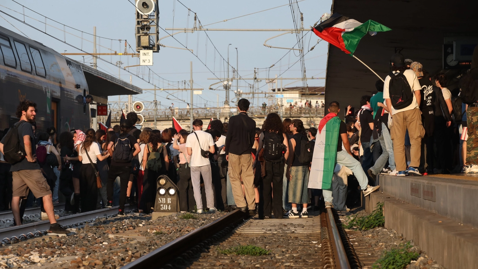 Bologna, il corteo "Rise up for Rafa" indetta dai giovani Palestinesi ha occupato i binari della stazione (FotoSchicchi)