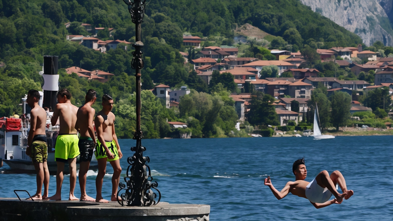 Turisti a Mandello sul Lario, sulle rive del lago di Como (foto d’archivio)