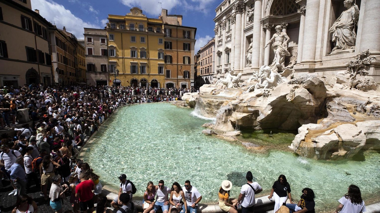 Una foto da lontano si potrà sempre fare. Ma per godere della Fontana di Trevi da vicino, nel ‘catino’ gradinato,...