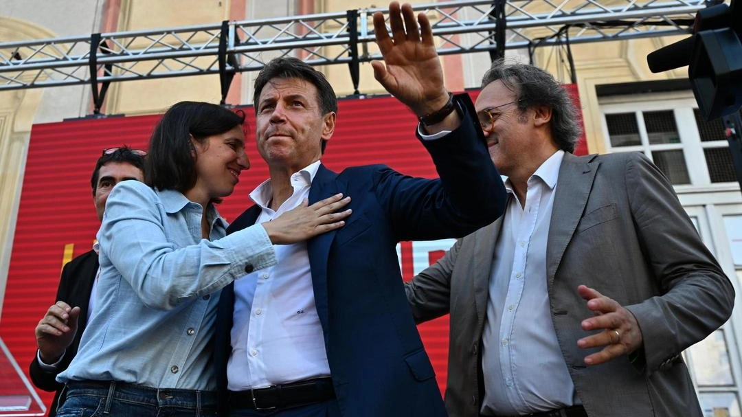Schlein e Conte manifestano insieme: "Il futuro torni nelle mani dei liguri". Il gip dispone un’altra misura domiciliare: finanziamento illecito per spot elettorali. L’ordinanza del tribunale fa saltare l’incontro previsto oggi con Salvini.