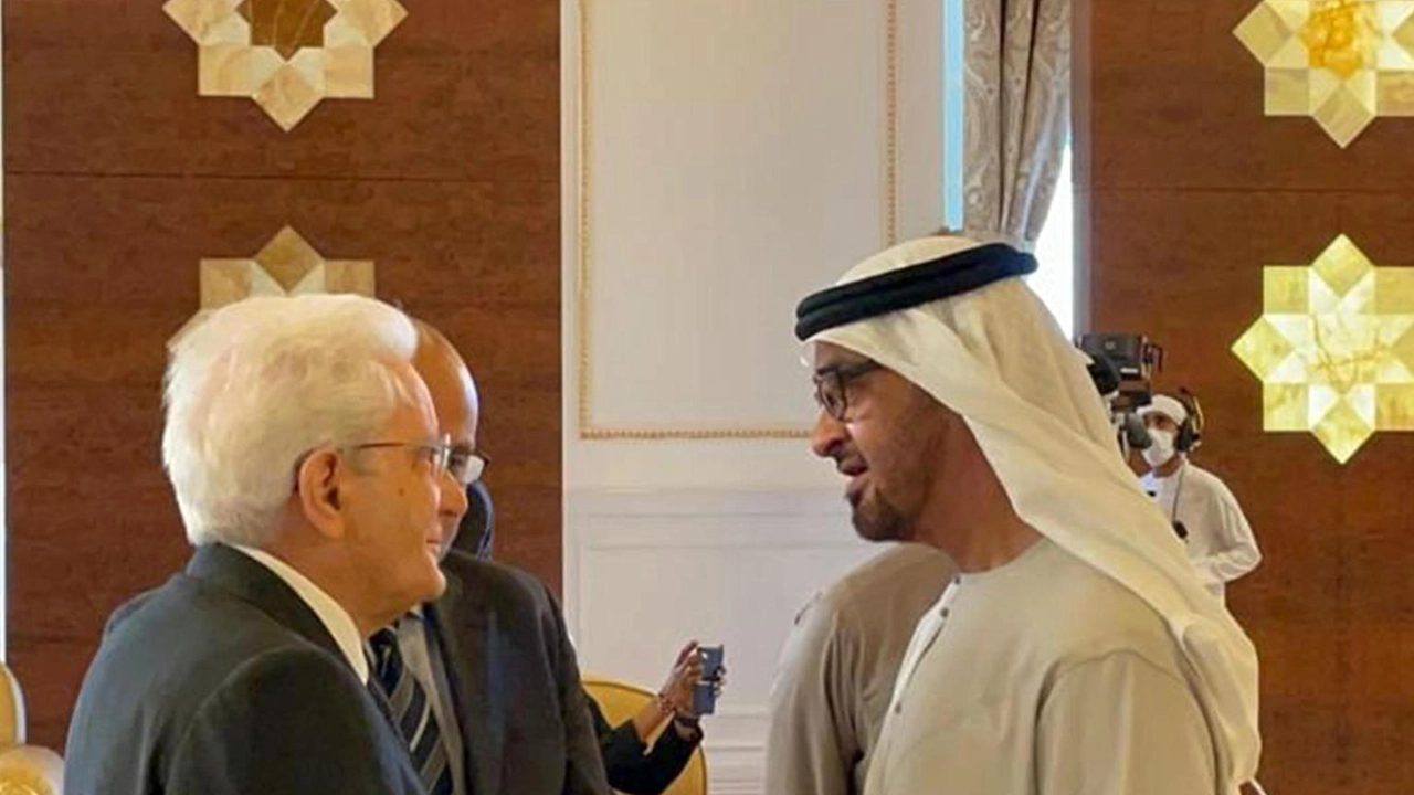 Sergio Mattarella ribadisce l'importanza della soluzione 'due popoli-due Stati' per una pace duratura, durante la visita del presidente degli Emirati Arabi Uniti.