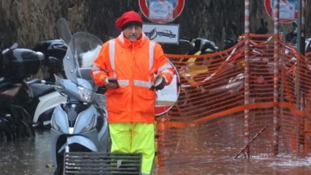 Il maltempo flagella la Liguria. Fiumi esondati, frane  e strade chiuse, studenti bloccati nelle scuole