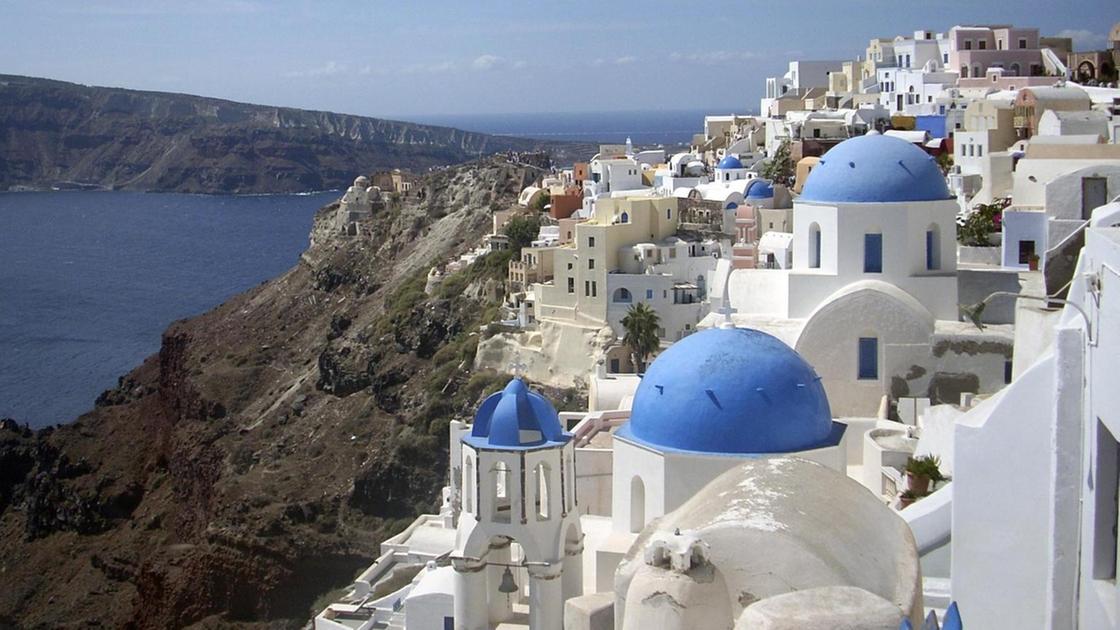 Atene, tassa di 20 euro per i crocieristi a Mykonos e Santorini