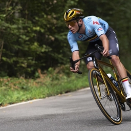 Ansia per Remco Evenepoel, terribile incidente: in bici contro la portiera aperta di un furgone