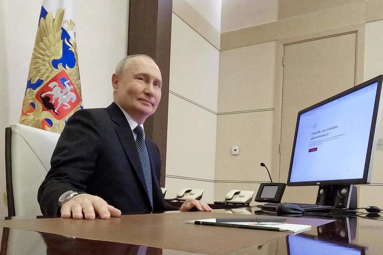Il presidente Vladimir Putin (71 anni) vota online alle elezioni presidenziali