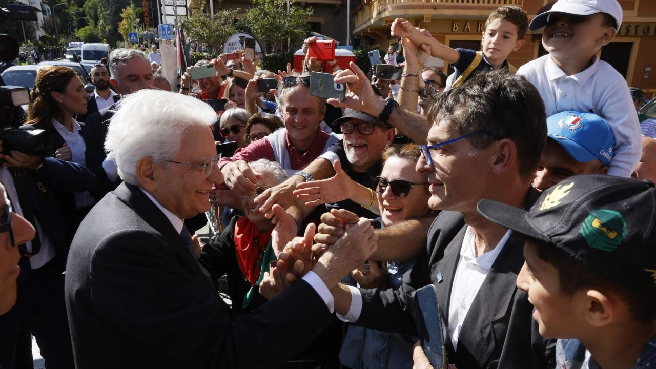 Il presidente Mattarella lascia Marzabotto e saluta i bambini (foto Schicchi)