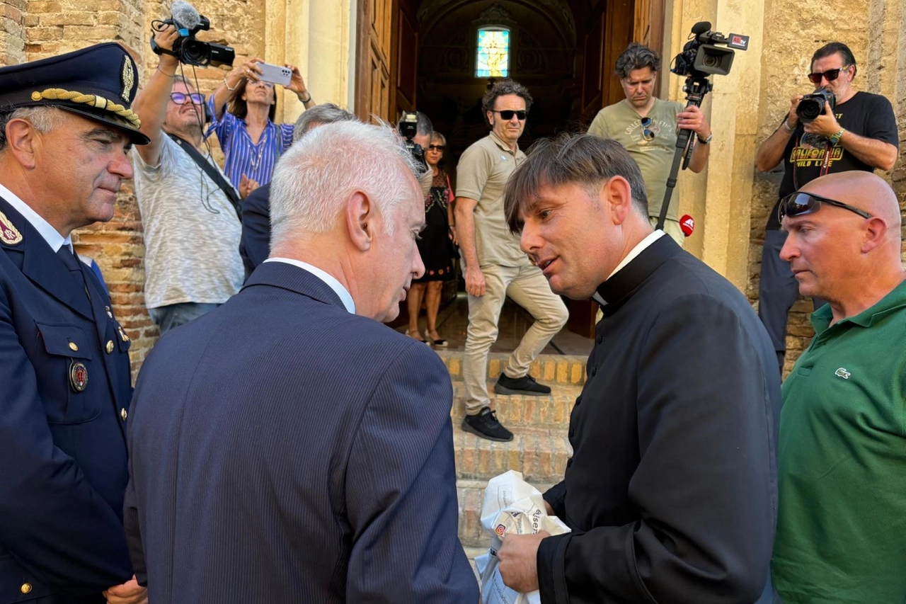 Don Antonio Coluccia ai funerali di Thomas Luciani