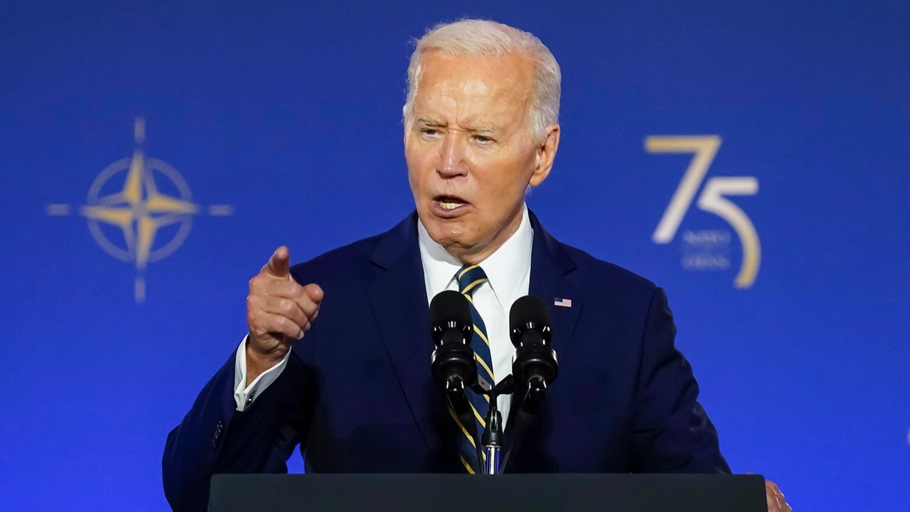 Il presidente statunitense Biden parla al summit Nato (Ansa)