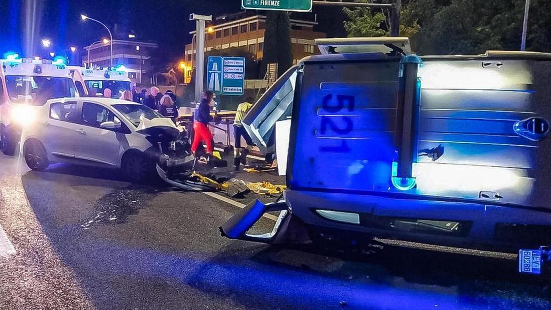 Auto travolge tre agenti della Municipale. Al volante un carabiniere ubriaco