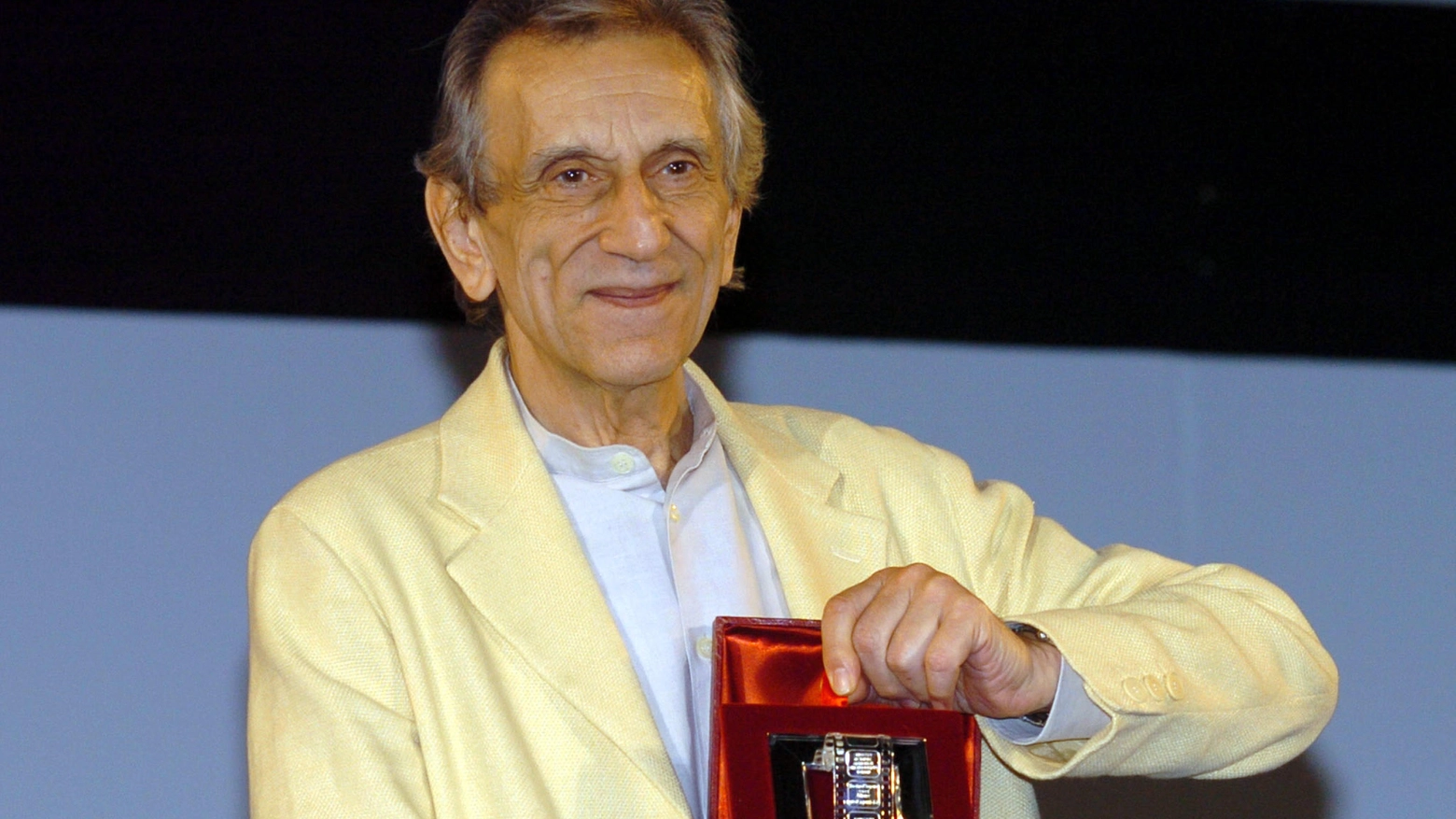 Roberto Herlitzka mostra il Nastro d' argento vinto come miglior attore protagonista per il film  "Buongiorno, notte"