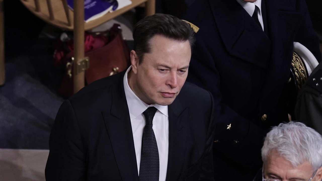 La Commissione Europea esorta Elon Musk a garantire che le piattaforme operino legalmente, specie durante le elezioni.