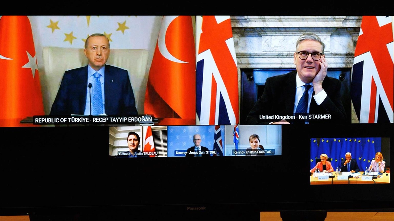 Erdogan chiede all'UE di riprendere i negoziati di adesione, sospesi dal 2005, e critica l'esclusione dai programmi di Difesa.