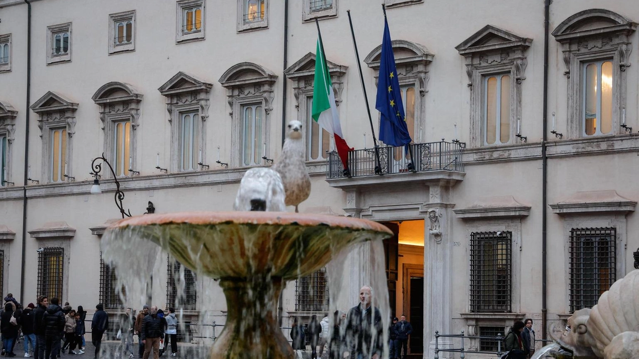 Kimbal Musk entra a Palazzo Chigi con Andrea Stroppa per esplorare un nuovo progetto. Accompagnati da Veronica Berti.