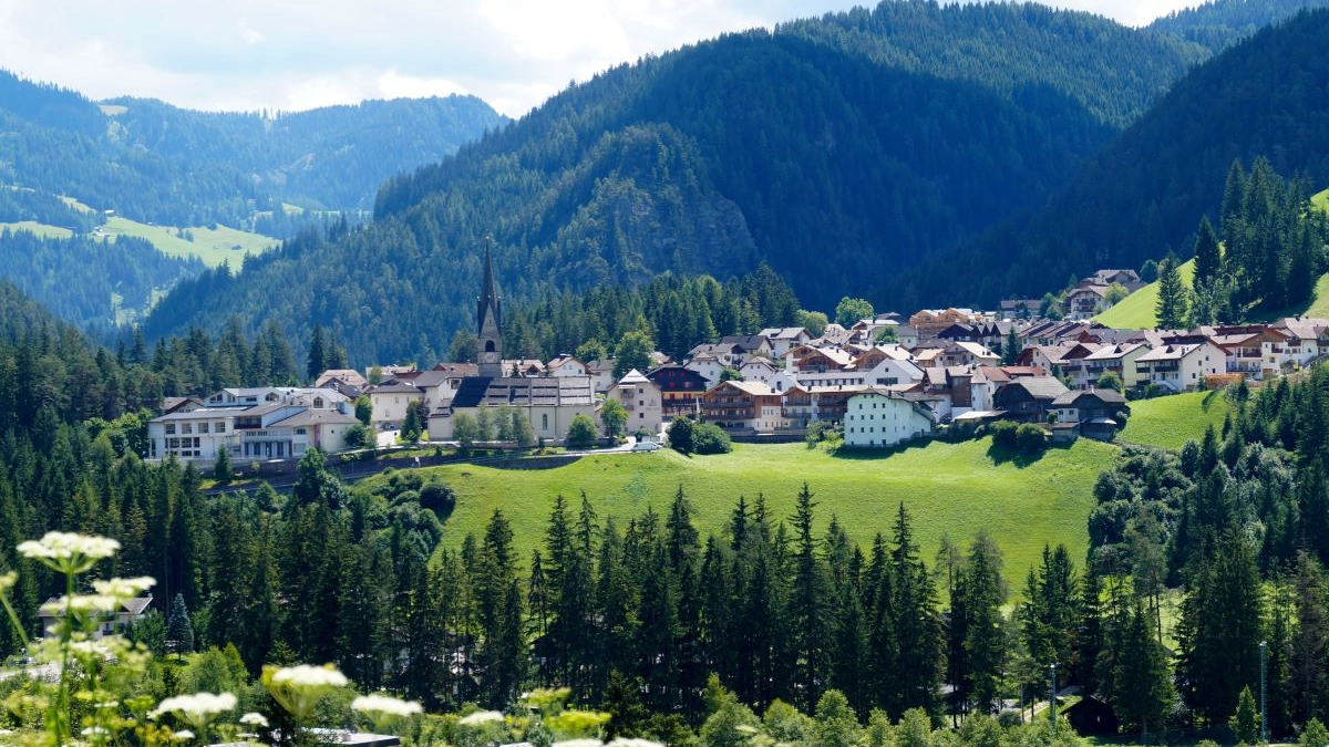 Vacanze sostenibili a basso impatto, tra natura e benessere, in un Comune il cui territorio è occupato per il 56% da due parchi naturali: Fanes-Senes-Braies e Puez-Odle