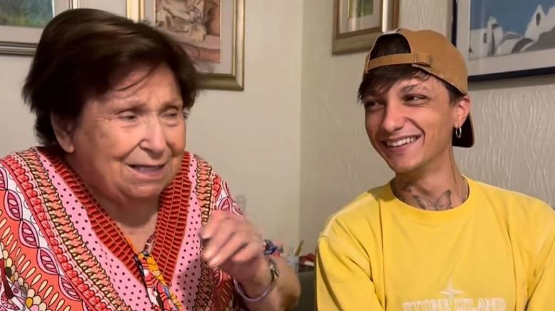 Ultimo con la nonna Gina