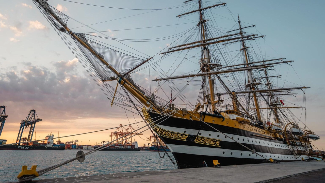 La nave scuola della Marina Militare raggiunge Arabia Saudita. Premier Meloni attesa a bordo del Vespucci.