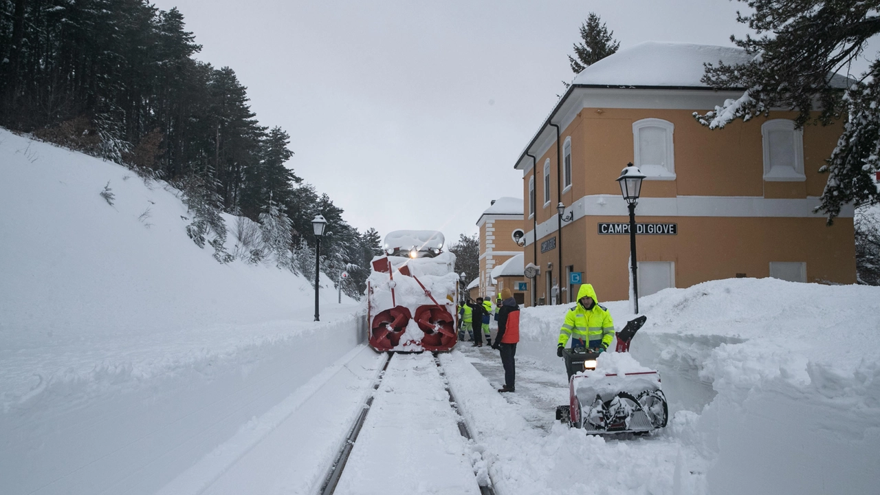 Si spala la neve a Campo di Giove, 25 dicembre 2024 (foto Ansa)