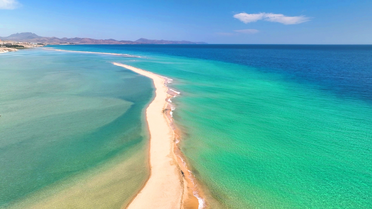 Un arcipelago di origine vulcanica che appartiene alla Spagna, ma si trova nell'Oceano Atlantico: un paradiso per chi ama la natura, gli sport acquatici, l’abbronzatura fuori stagione e le spiagge incontaminate