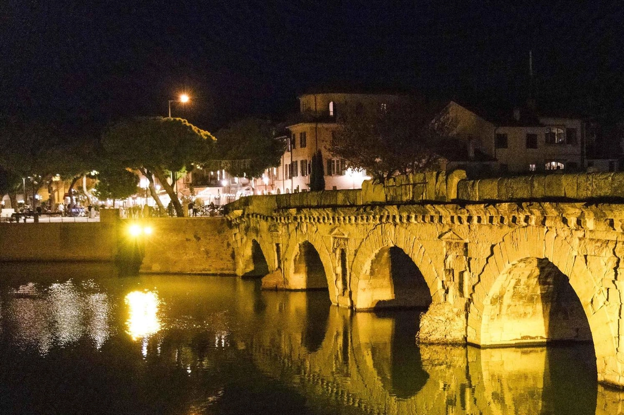 Il ponte di Tiberio illuminato di giallo per il Tour de France