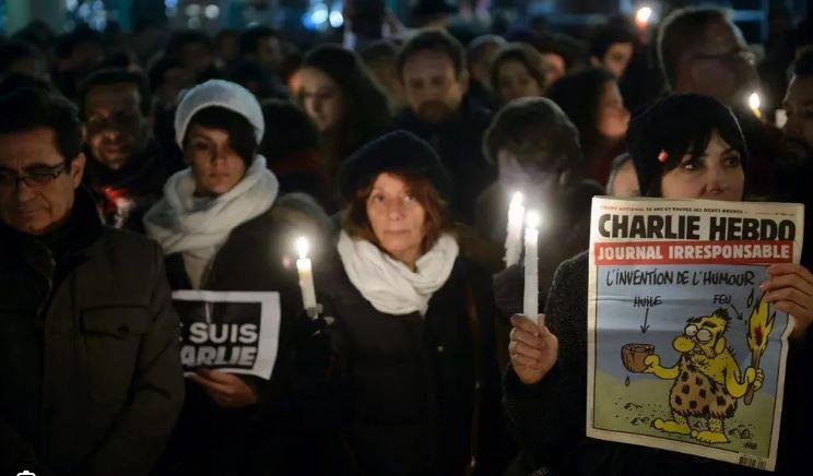 A dieci anni dalla strage. Charlie Hebdo non molla. Parigi si scopre meno libera