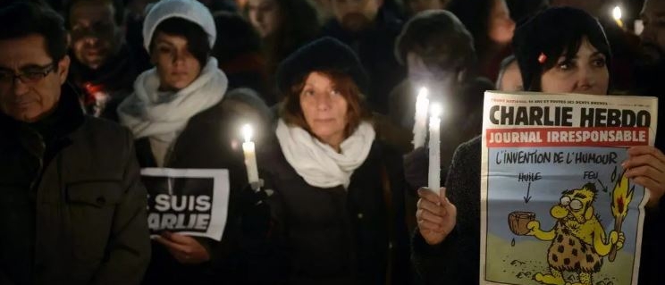 A dieci anni dalla strage. Charlie Hebdo non molla. Parigi si scopre meno libera