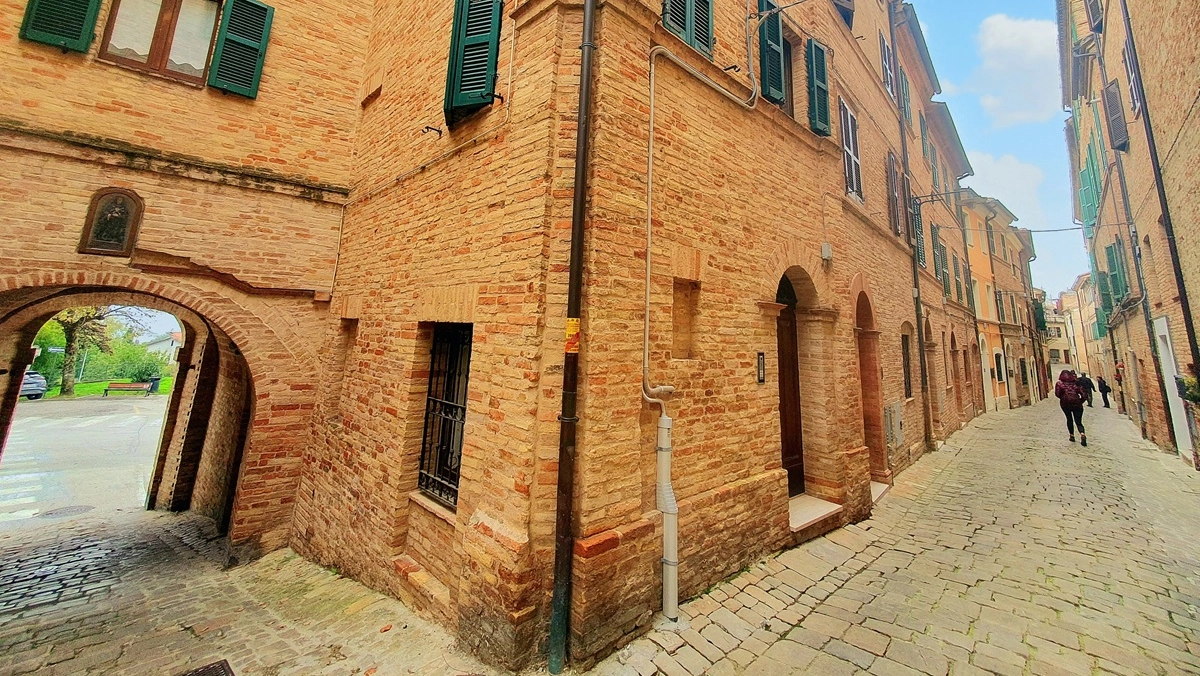 Dall’Abbazia di Rambona alla nuova ciclopedonale, dal Museo della Vespa all’eleganza di palazzi e chiese: l’antico borgo racchiude autentici tesori sconosciuti ai più