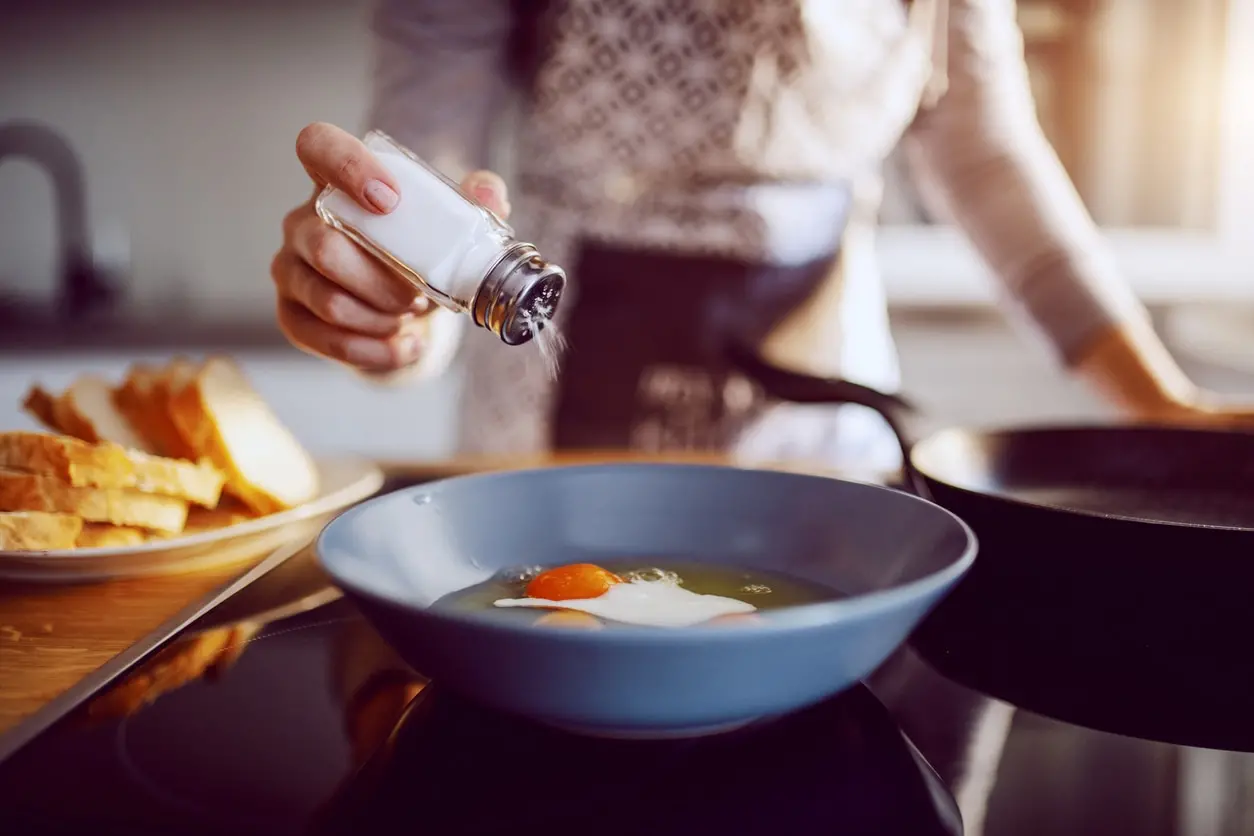 Troppo sale nei piatti degli italiani, quasi il doppio della dose giusta