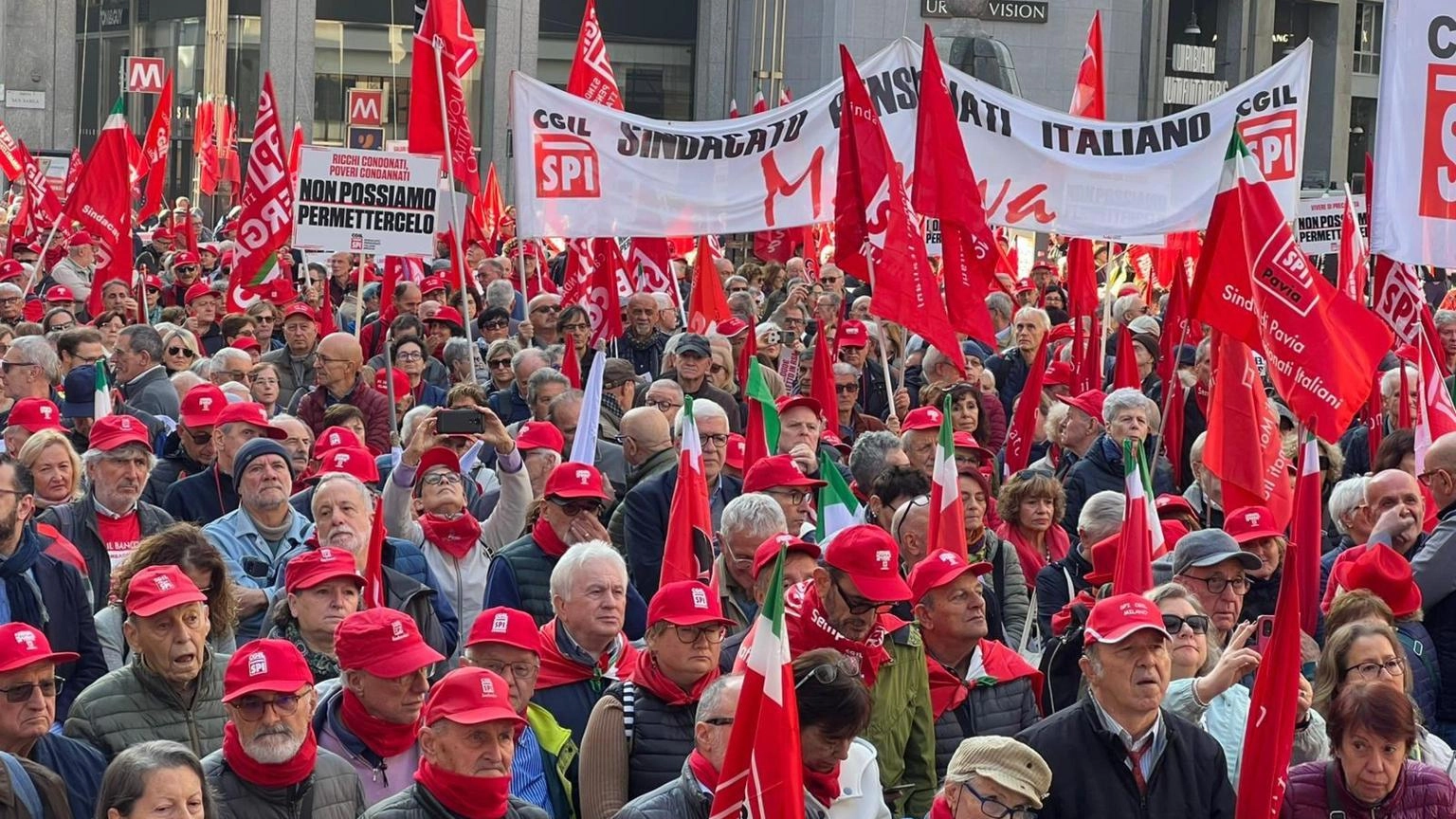 Migliaia pensionati Cgil in piazza a Milano contro Manovra