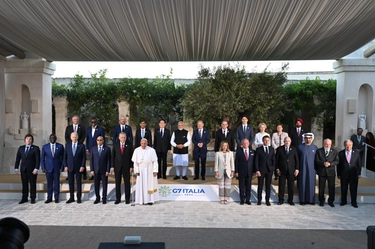 G7, le notizie del secondo giorno. Il Papa scherza con Meloni: “Siamo ancora vivi”. Poi il discorso sull’IA