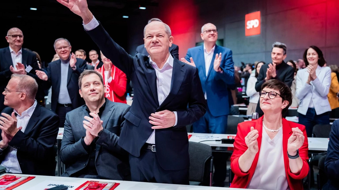 Olaf Scholz nominato candidato alla cancelleria dalla Spd. Critiche all'estrema destra e appello all'unità della coalizione.